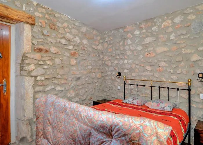 3 Bedroom Gorgeous In * Montclus (Gard)